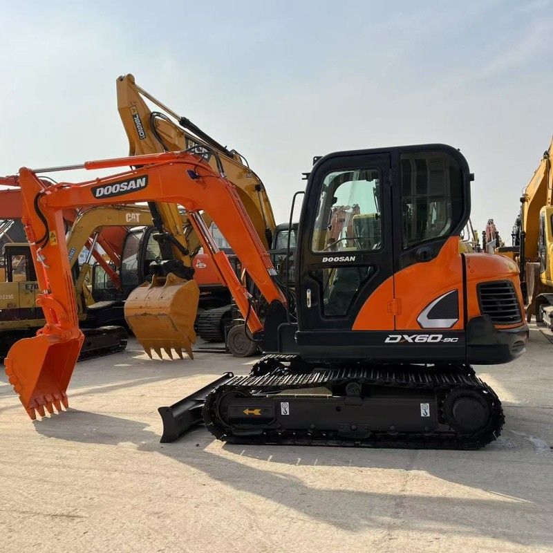 작은 6톤 Doosan DX60 발굴기 한국 원산의 블레이드 및 브레이커 망치 라인