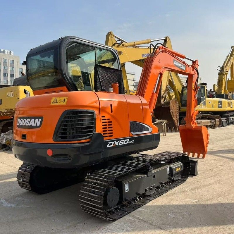 작은 6톤 Doosan DX60 발굴기 한국 원산의 블레이드 및 브레이커 망치 라인