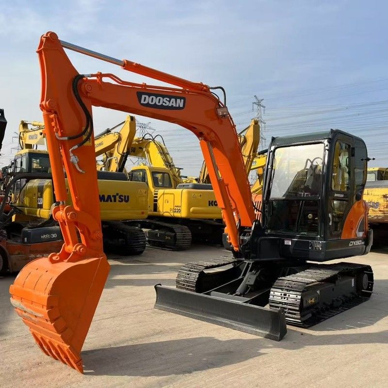 작은 6톤 Doosan DX60 발굴기 한국 원산의 블레이드 및 브레이커 망치 라인