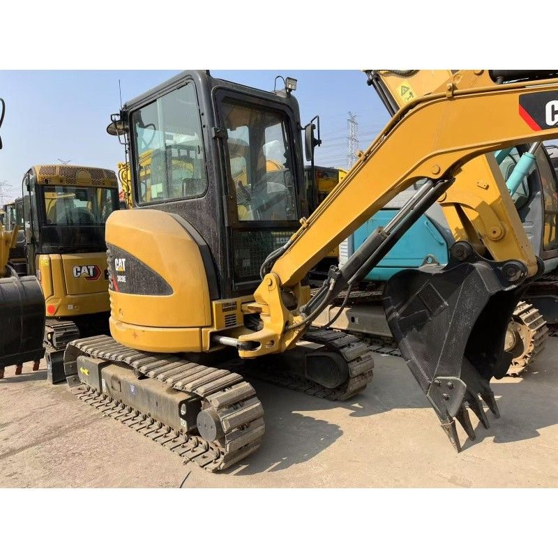 소규모 건설 현장 및 좁은 공간에 사용 된 작은 CAT 303E 발굴기