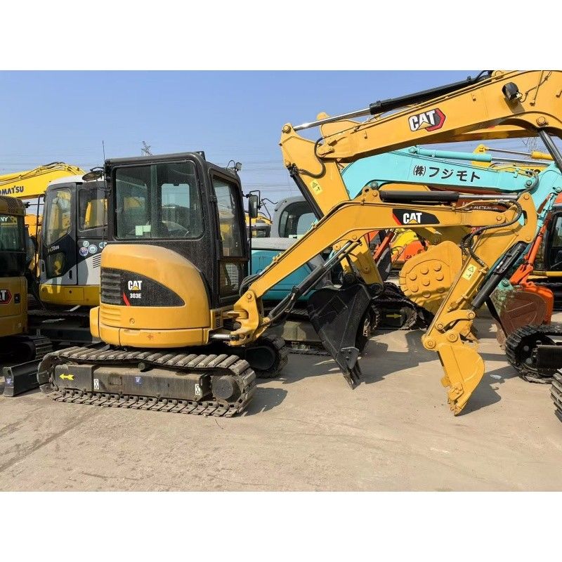 소규모 건설 현장 및 좁은 공간에 사용 된 작은 CAT 303E 발굴기