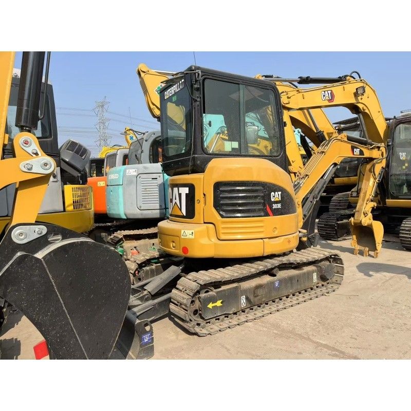 소규모 건설 현장 및 좁은 공간에 사용 된 작은 CAT 303E 발굴기